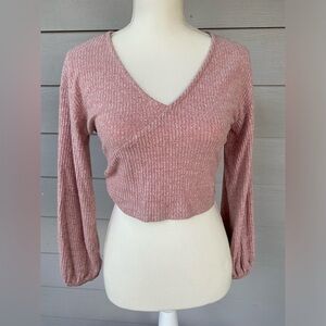 SO brand cropped sweater top in an xs.